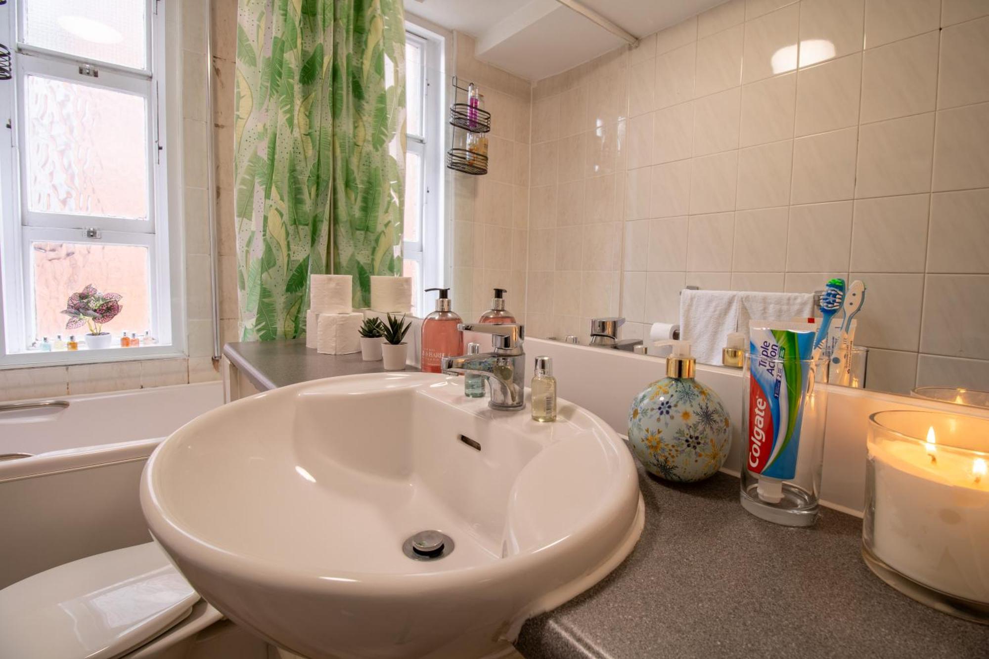 Cosy 2-Bedroom Apartment In Mayfair 8Cb - 4Th Floor No Elevator Londen Buitenkant foto