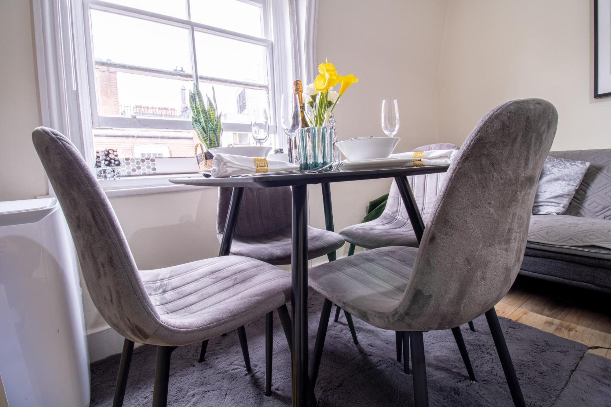 Cosy 2-Bedroom Apartment In Mayfair 8Cb - 4Th Floor No Elevator Londen Buitenkant foto