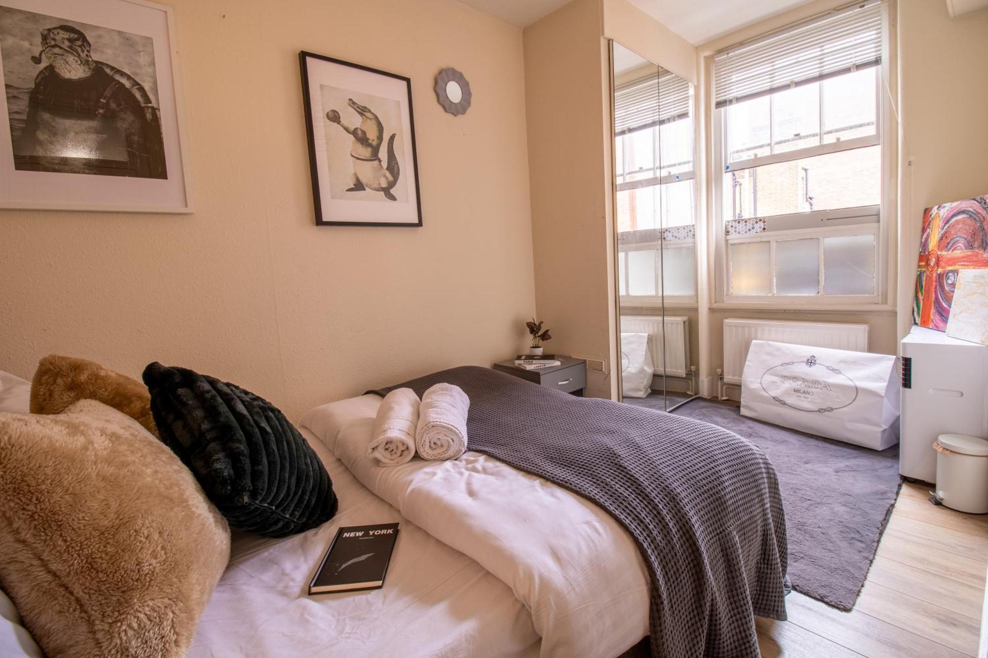 Cosy 2-Bedroom Apartment In Mayfair 8Cb - 4Th Floor No Elevator Londen Buitenkant foto