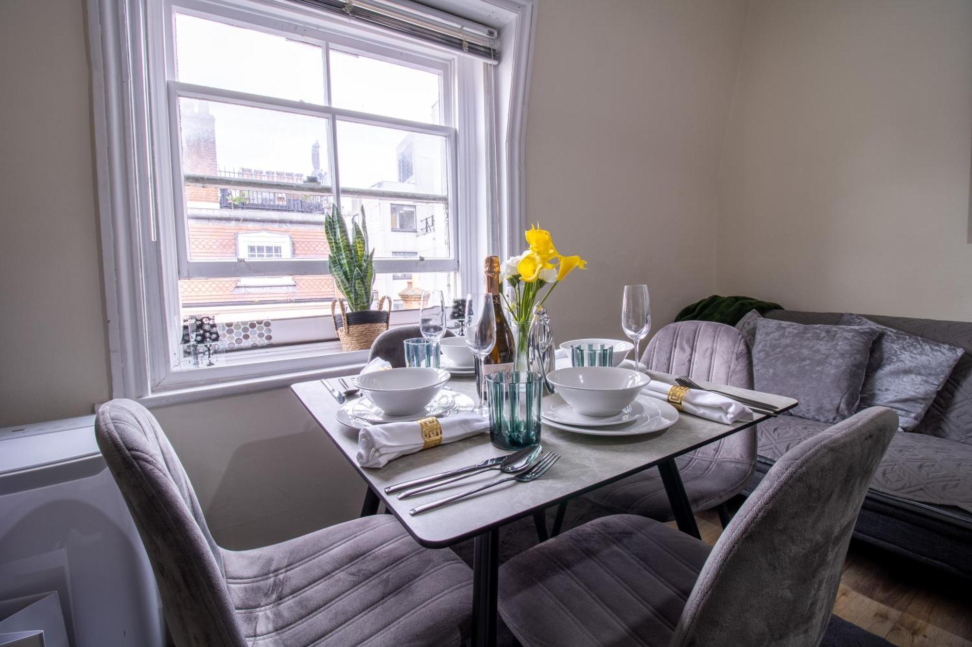 Cosy 2-Bedroom Apartment In Mayfair 8Cb - 4Th Floor No Elevator Londen Buitenkant foto